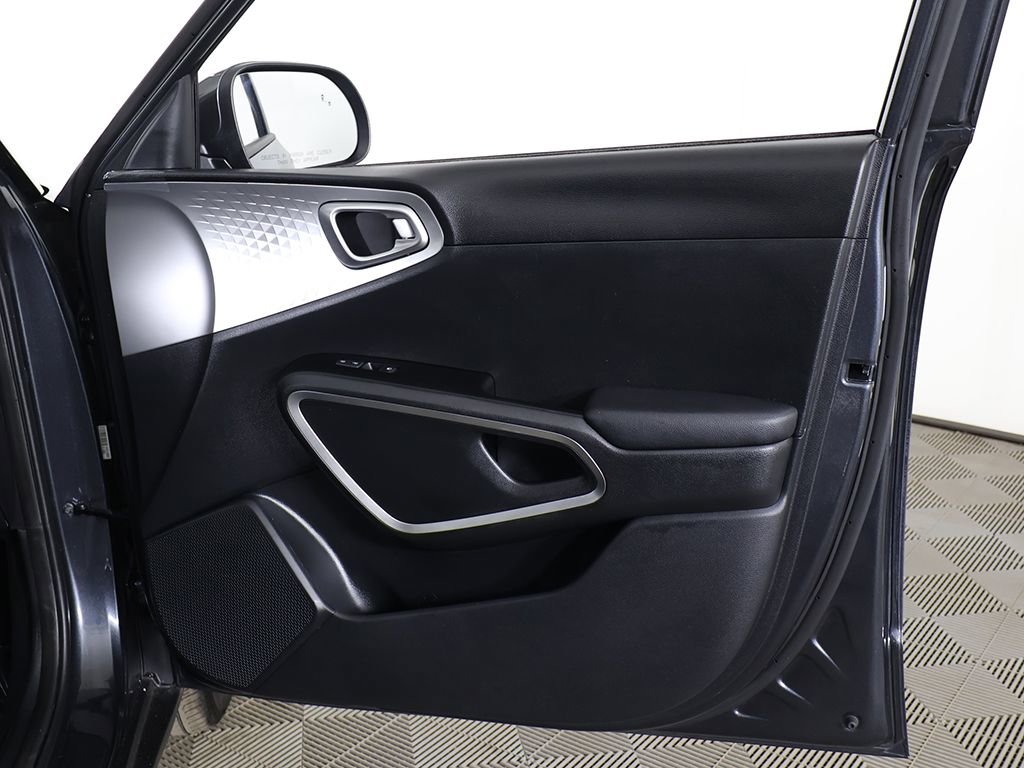 Used 2025 Kia Soul LX w/ LX Technology Package FWD image 22