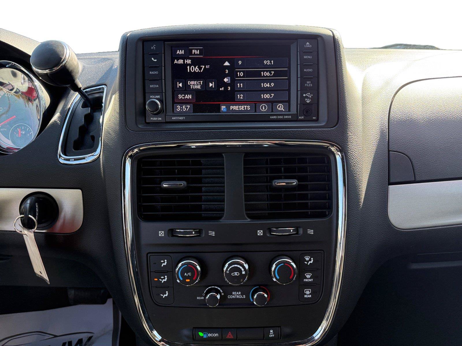 Used 2016 Dodge Grand Caravan SXT FWD image 26