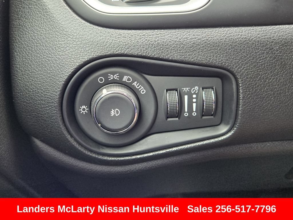 Used 2019 Jeep Renegade Latitude AWD/4WD image 28