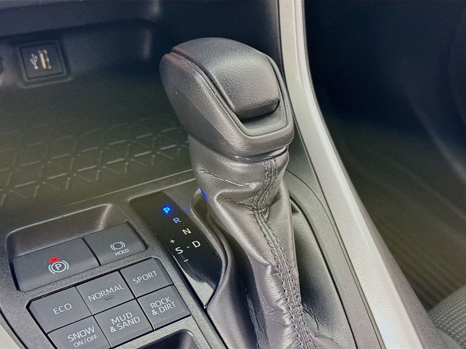 Used 2024 Toyota RAV4 LE AWD/4WD image 13