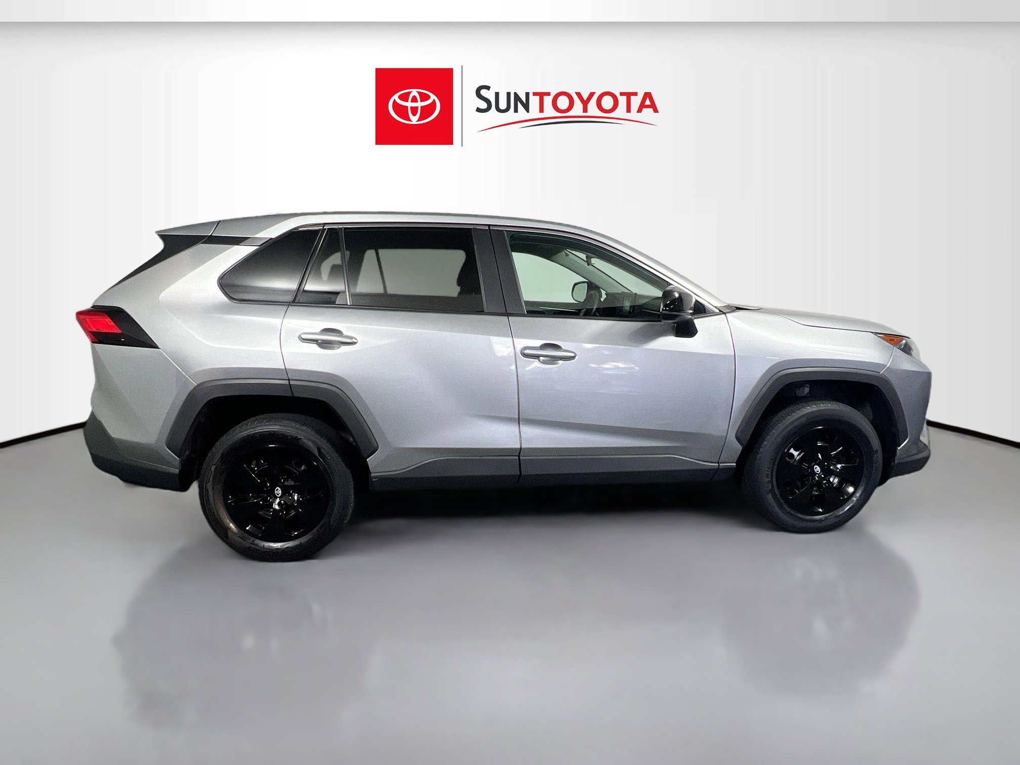Used 2022 Toyota RAV4 LE FWD image 2