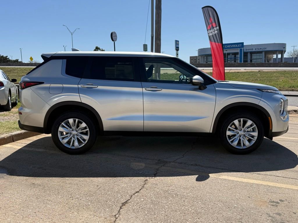 New 2026 Mitsubishi Outlander ES image 15