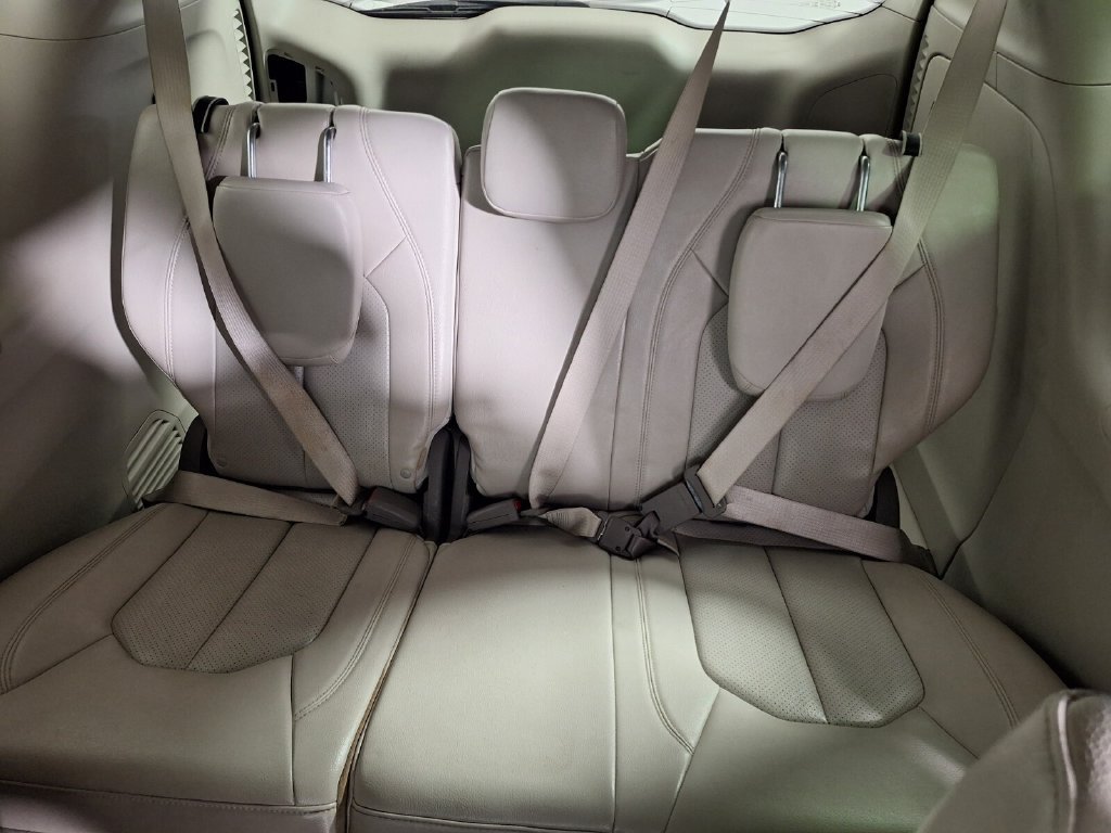 Used 2021 Chrysler Pacifica Touring-L FWD image 10