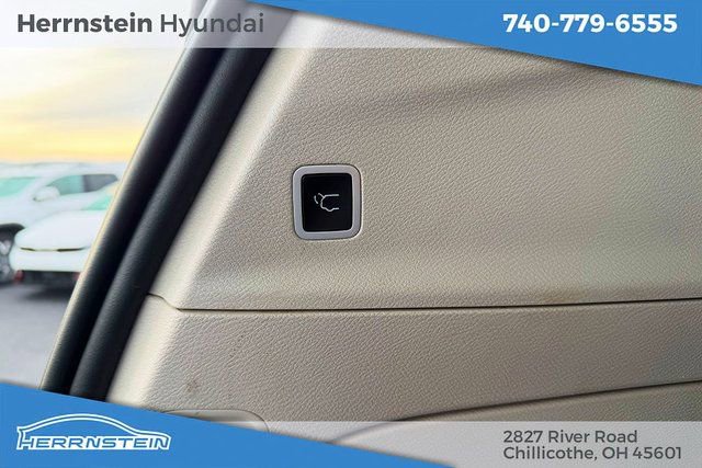 Used 2023 Chrysler Pacifica Touring-L image 24