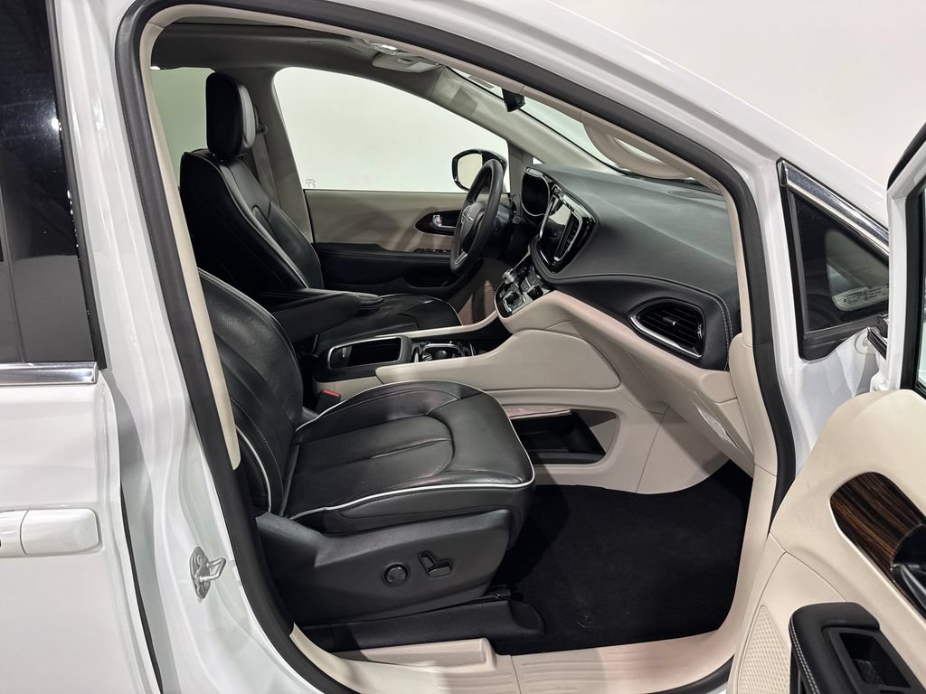 Used 2024 Chrysler Pacifica Limited FWD image 21