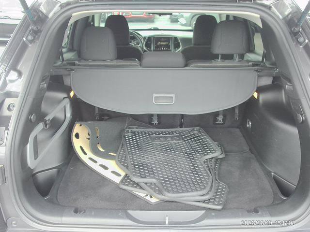 Used 2016 Jeep Cherokee Latitude w/ Cold Weather Group AWD/4WD image 16