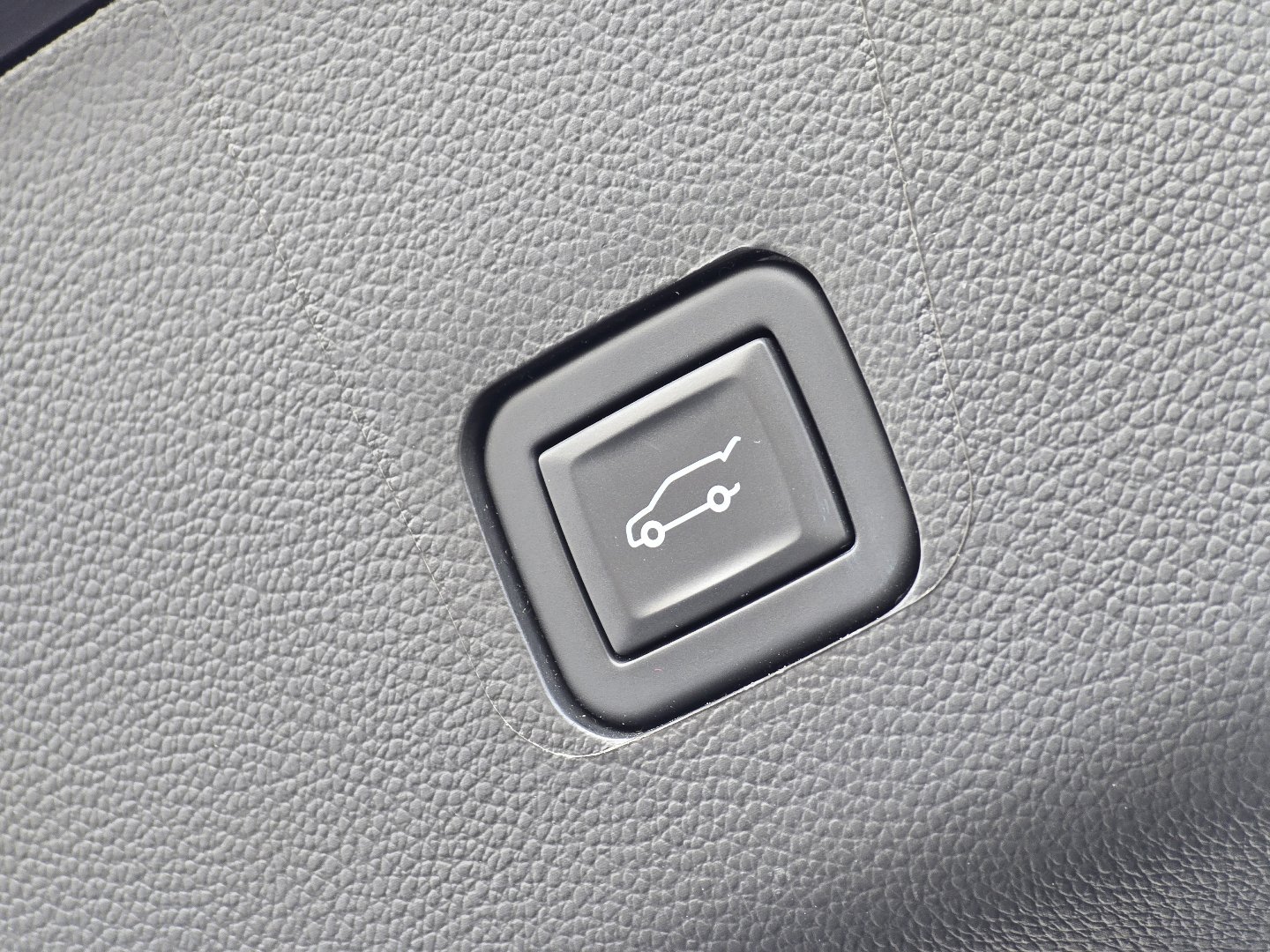 Used 2023 Chevrolet Traverse LT image 16