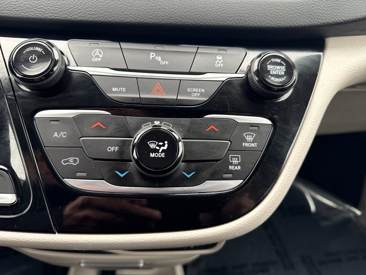 Used 2024 Chrysler Voyager LX image 22