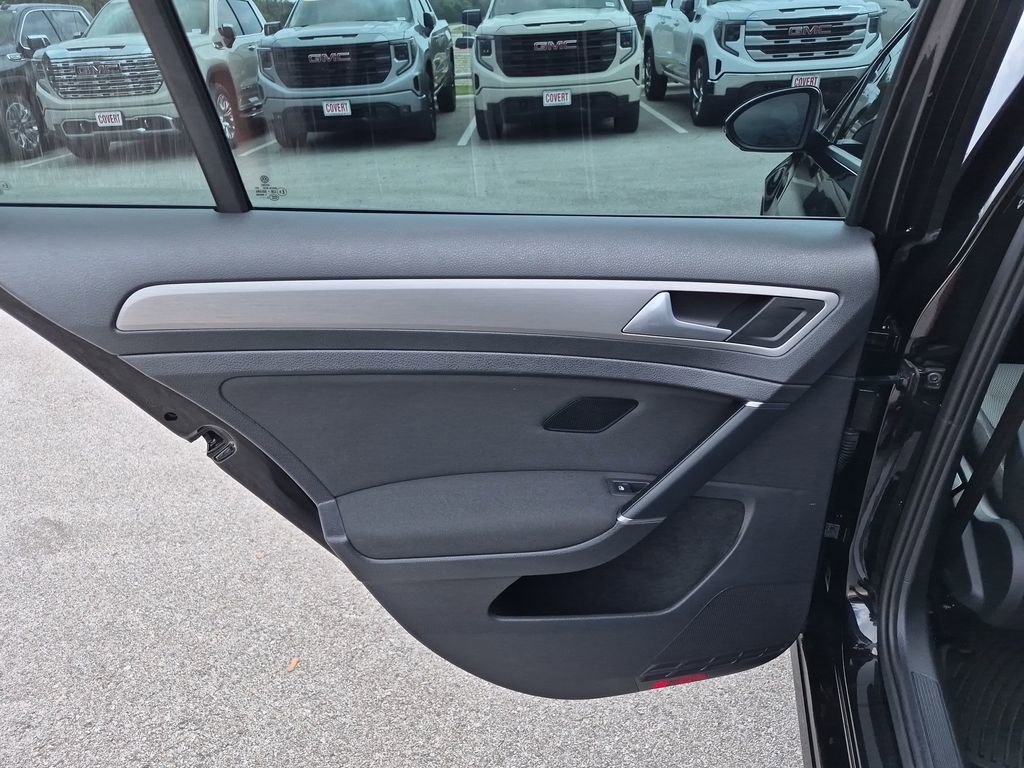 Used 2016 Volkswagen Golf S FWD image 32