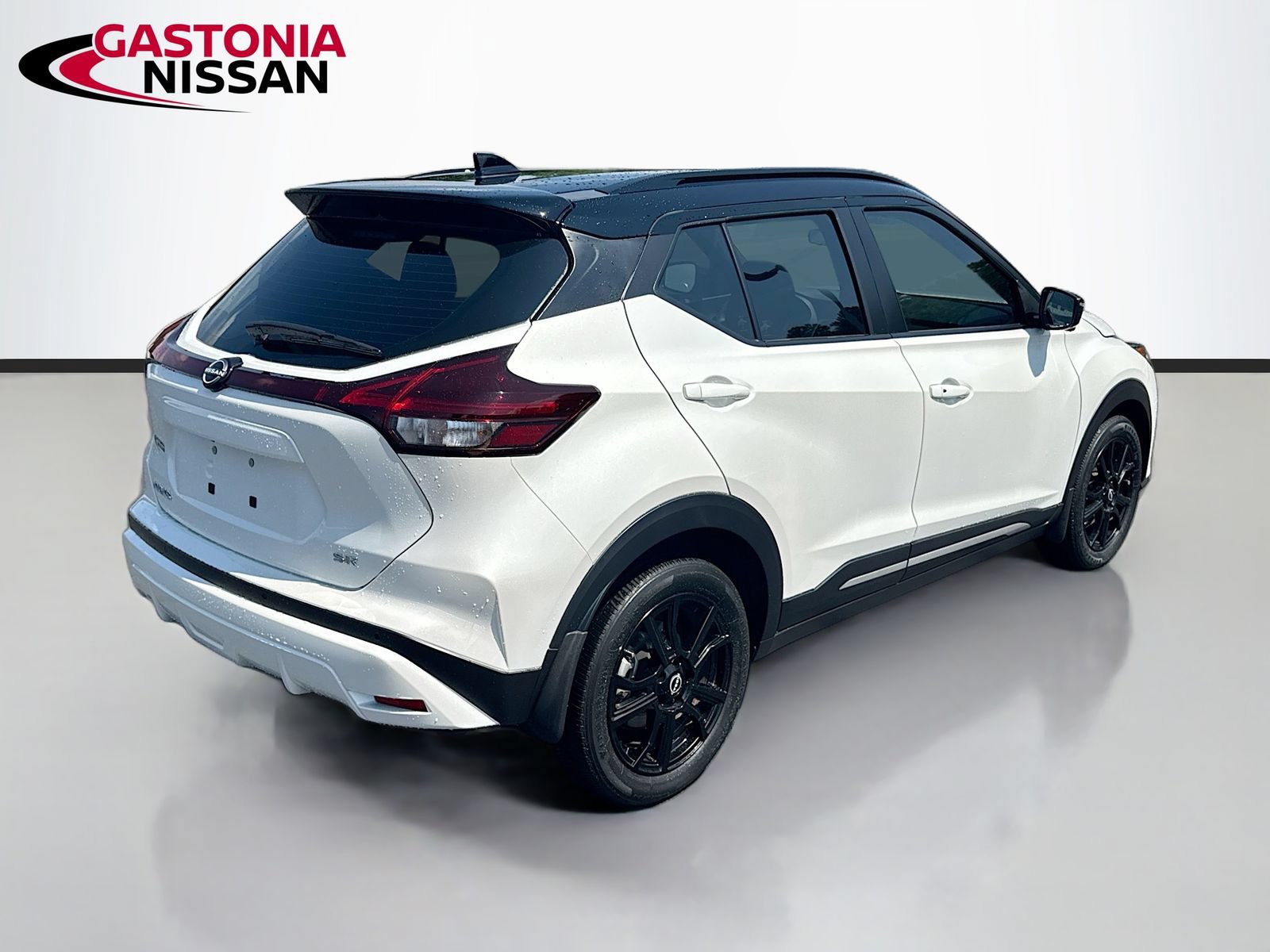 Used 2024 Nissan Kicks SR FWD image 9