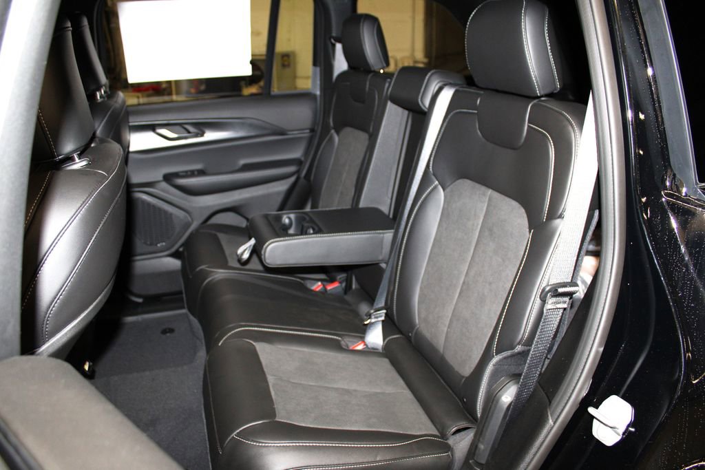 New 2025 Jeep Grand Cherokee Laredo image 28