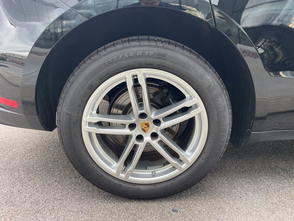 Certified 2025 Porsche Macan image 16