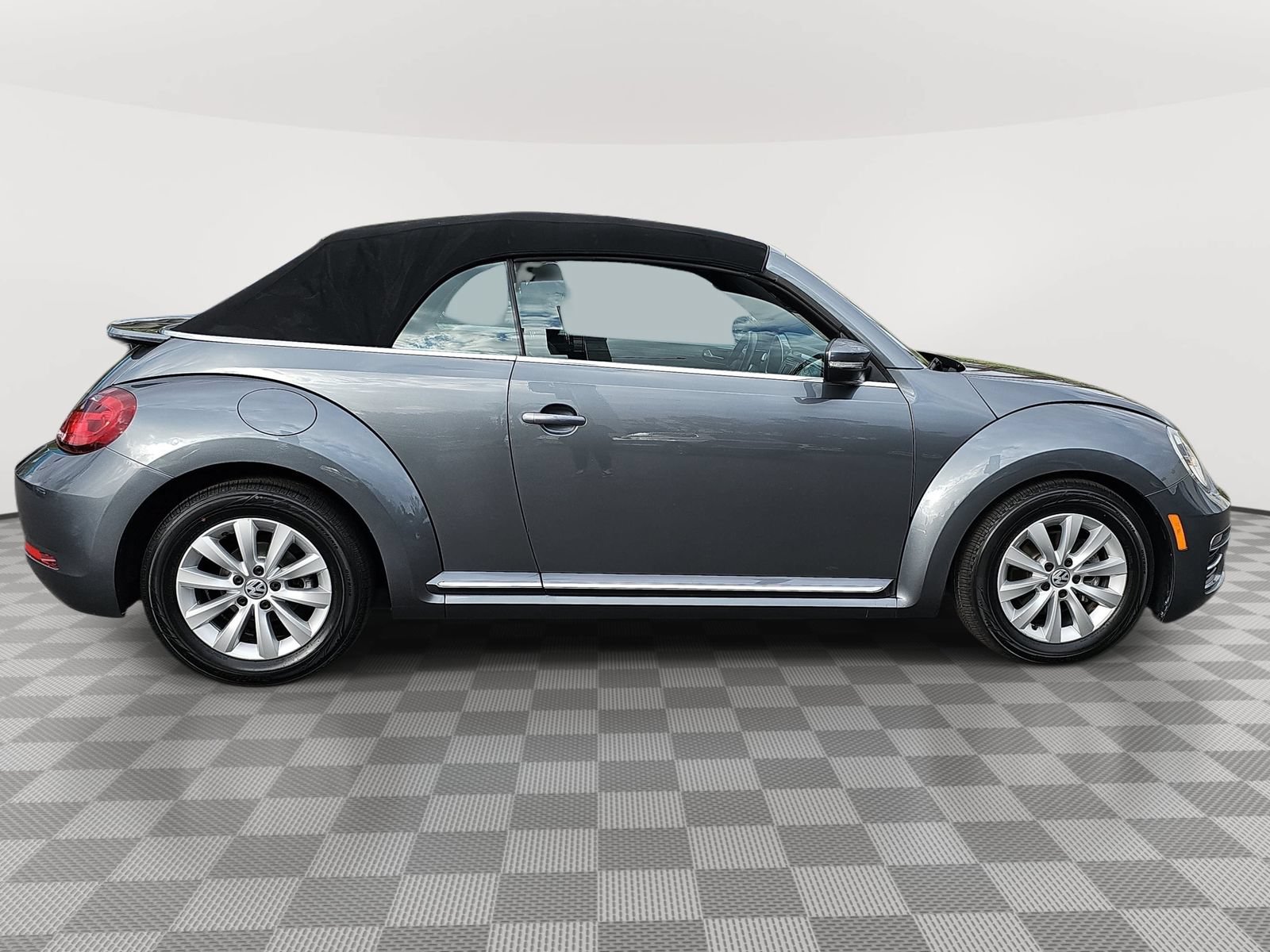Used 2018 Volkswagen Beetle 2.0T S FWD image 4