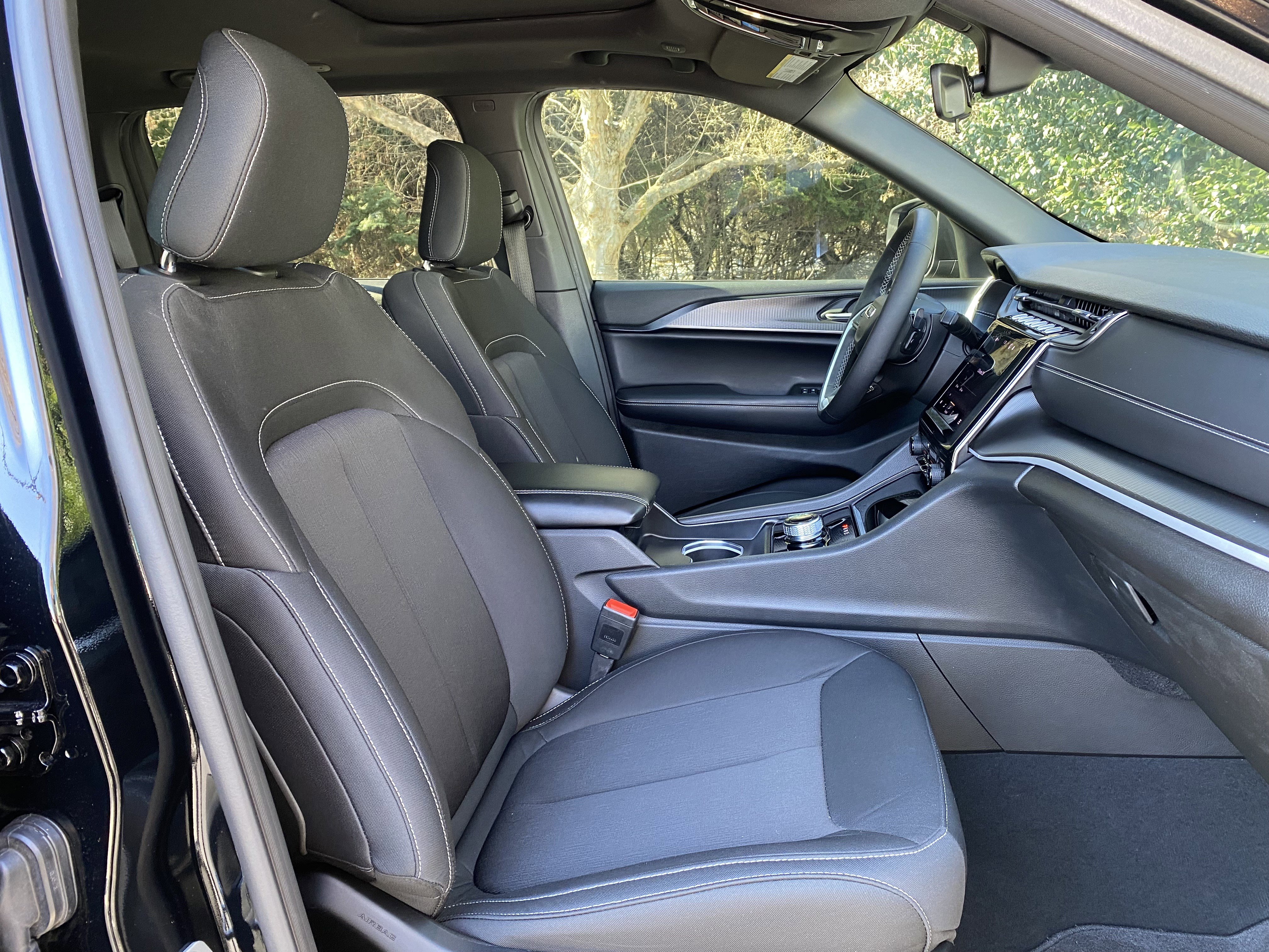 Used 2025 Jeep Grand Cherokee Laredo X image 35