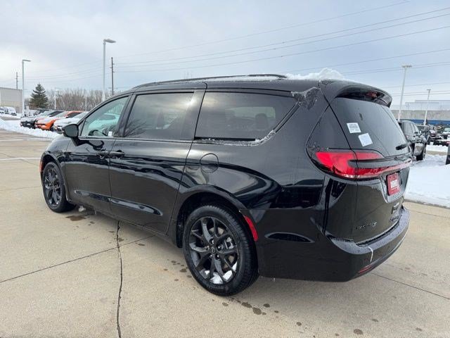 New 2026 Chrysler Pacifica Limited image 5