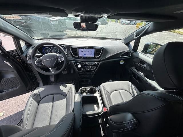 New 2026 Chrysler Pacifica Select image 11