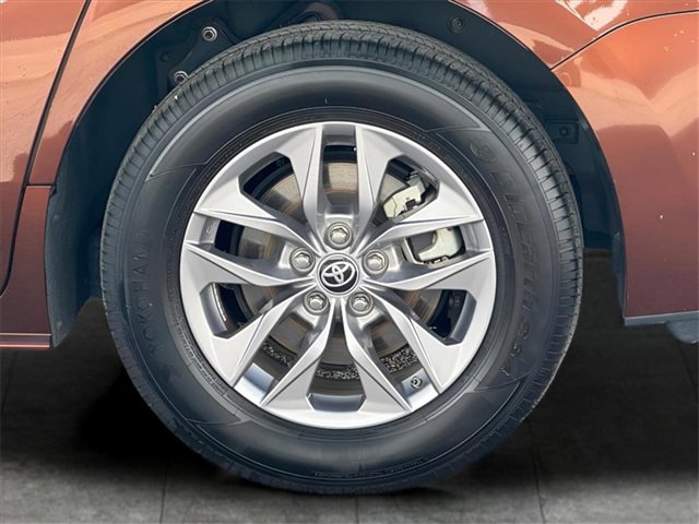 Used 2024 Toyota Sienna LE image 7