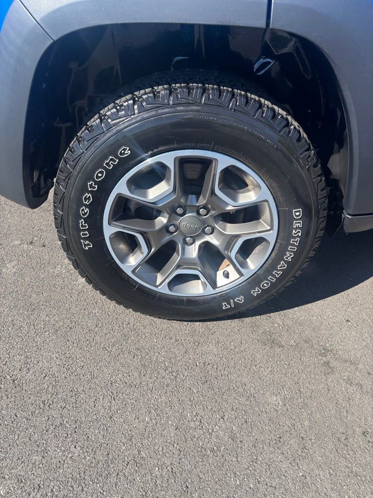 Used 2022 Jeep Cherokee Trailhawk image 18