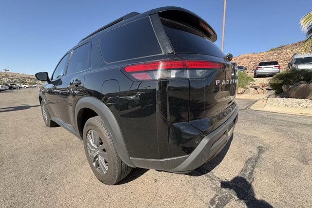 Used 2024 Nissan Pathfinder SV AWD/4WD image 3