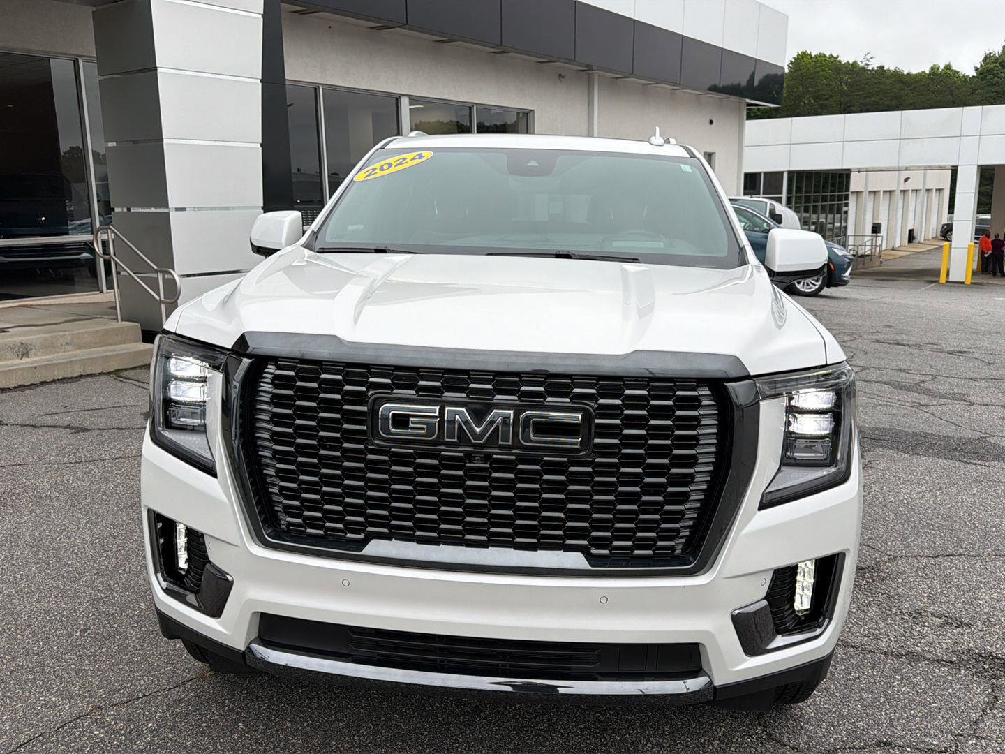 Used 2024 GMC Yukon XL Denali Ultimate AWD/4WD image 2