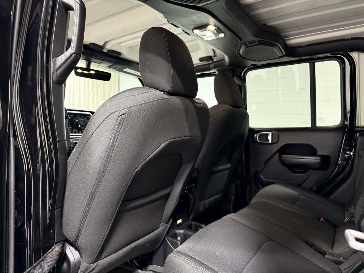 Used 2023 Jeep Gladiator Sport image 17