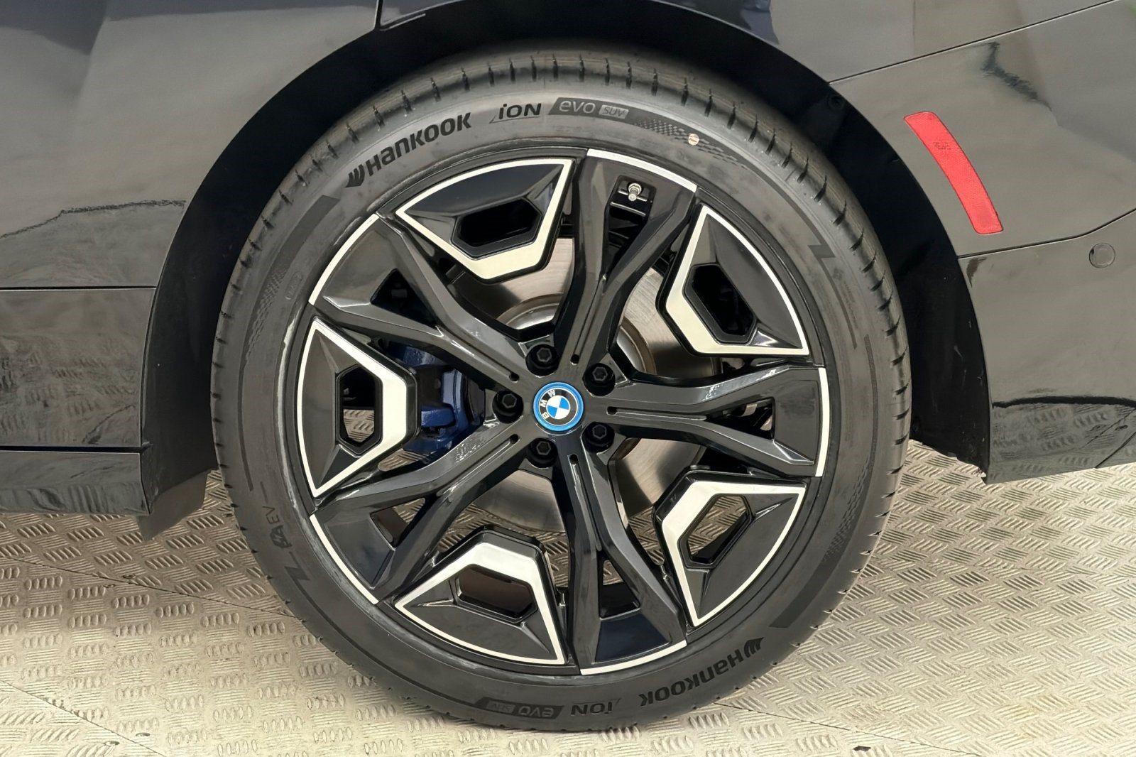 Used 2025 BMW iX xDrive50 w/ Premium Package AWD/4WD image 13