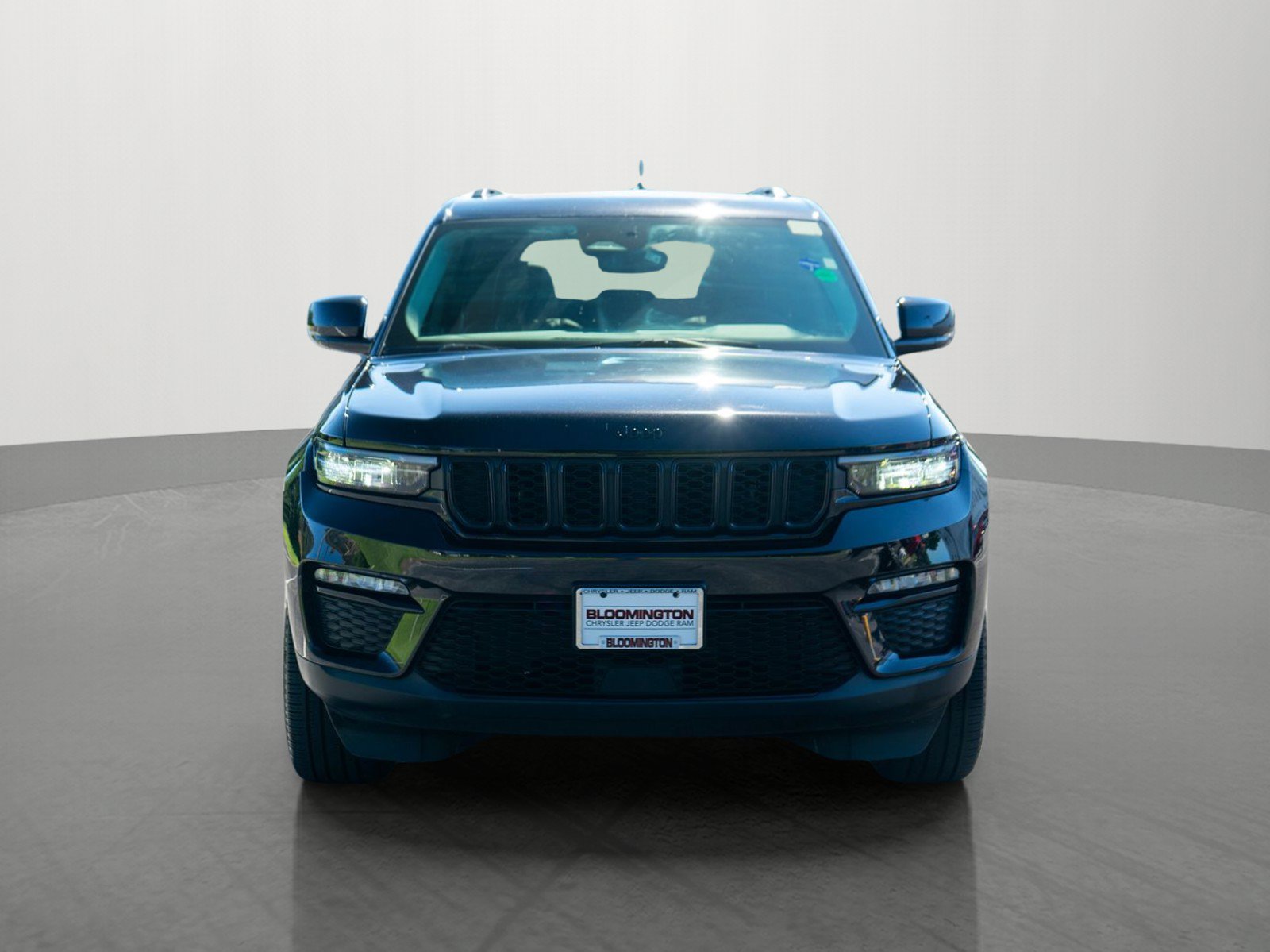 Used 2023 Jeep Grand Cherokee Limited w/ Black Appearance Package AWD/4WD image 2