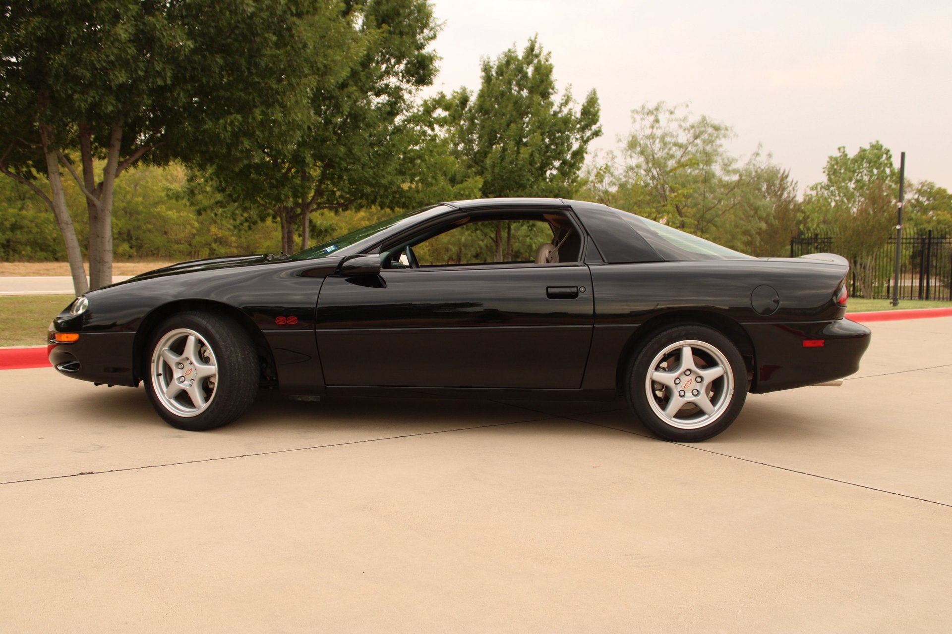 Used 1999 Chevrolet Camaro Z28 w/ SS Performance/Appearance Pkg RWD image 6