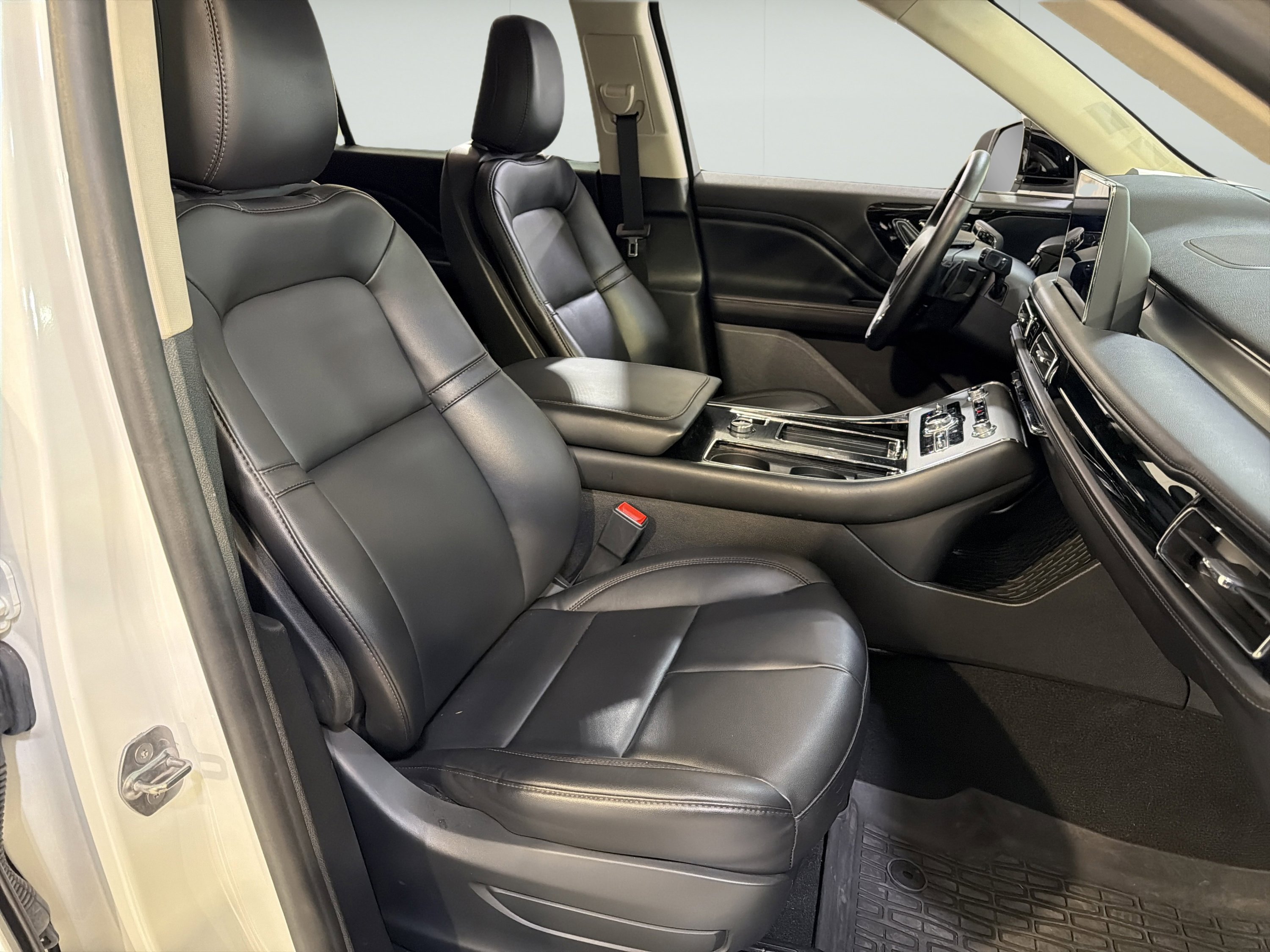 Used 2023 Lincoln Aviator 2WD w/ Premium Package image 13