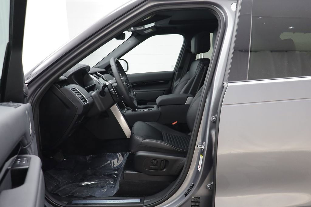 Used 2025 Land Rover Discovery S image 5