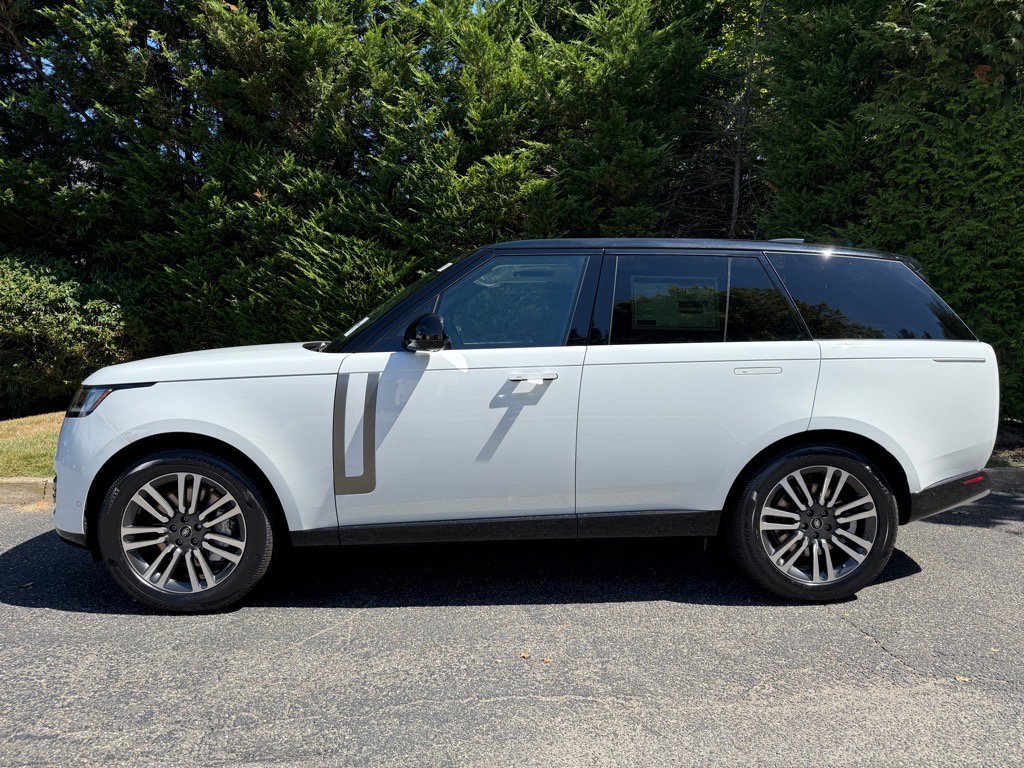 New 2025 Land Rover Range Rover SE image 2