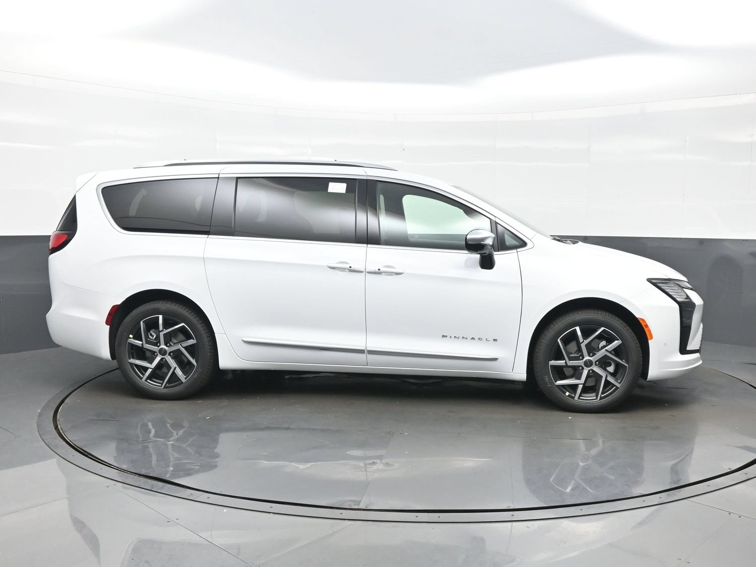 New 2027 Chrysler Pacifica Pinnacle w/ Theater Group AWD/4WD image 10
