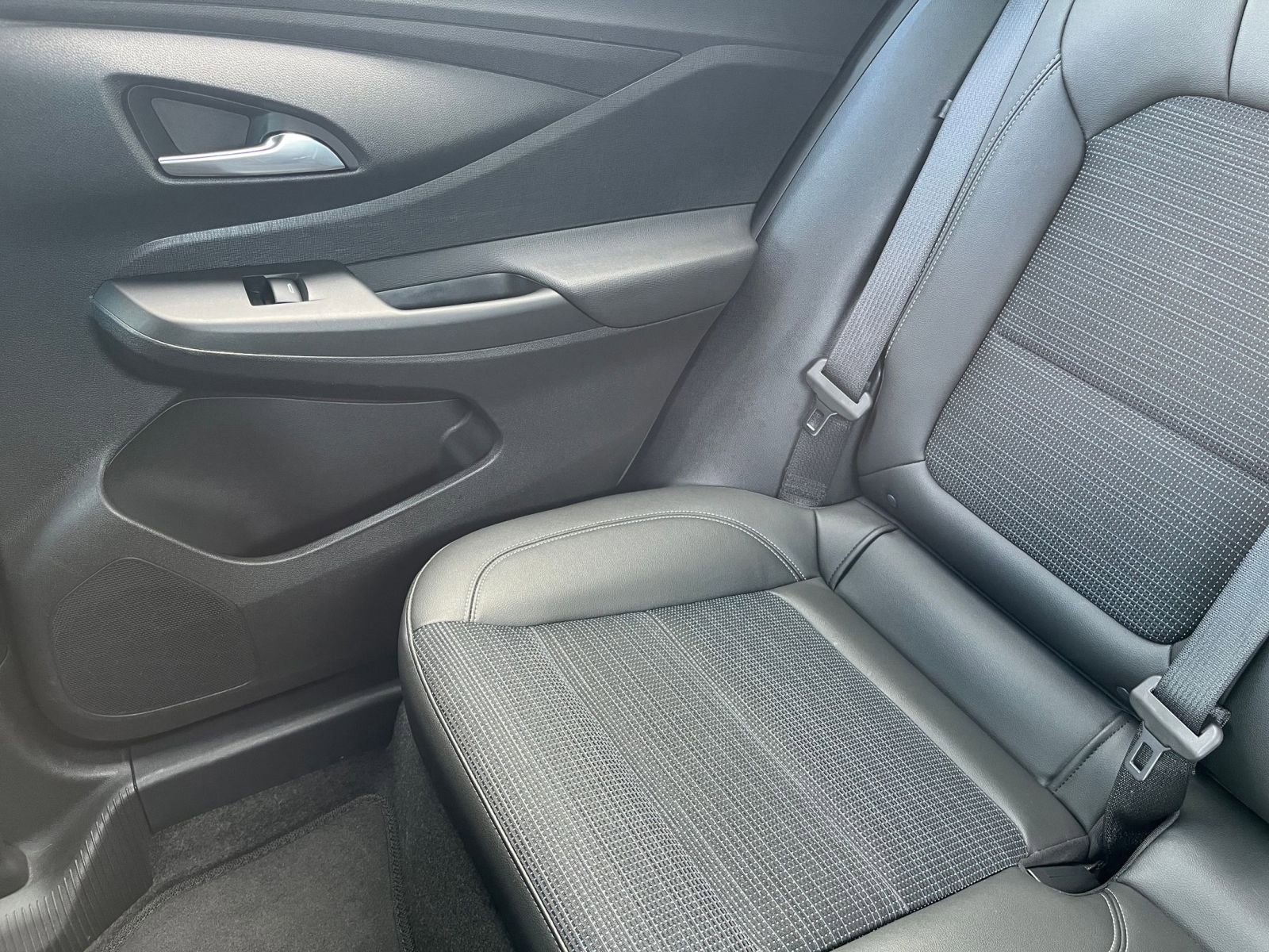 Used 2025 Buick Envista Preferred image 38