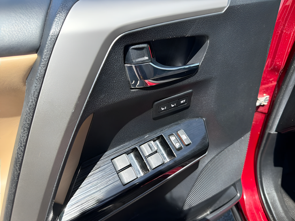 Used 2018 Toyota RAV4 Limited FWD image 15
