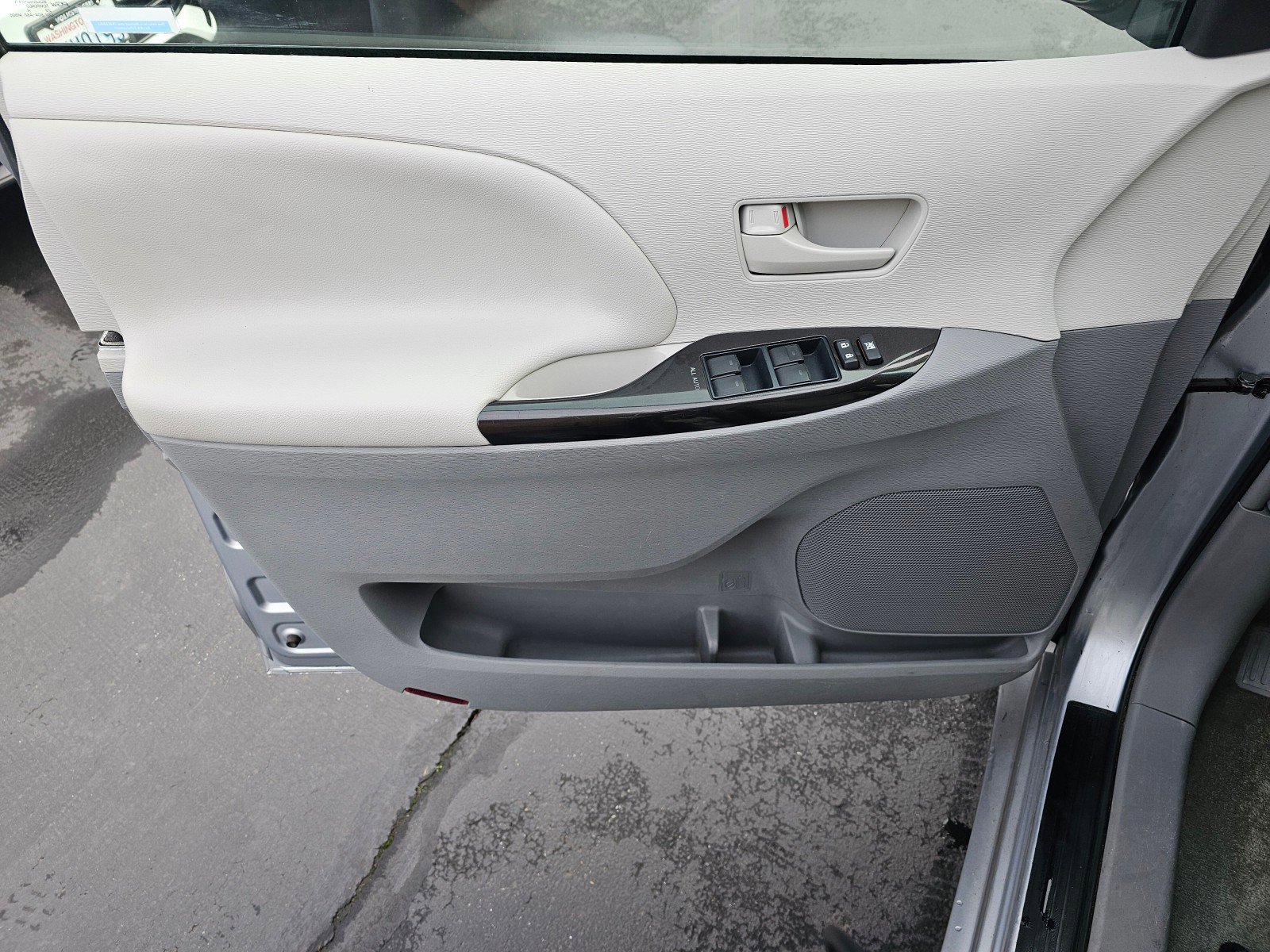 Used 2014 Toyota Sienna LE image 19