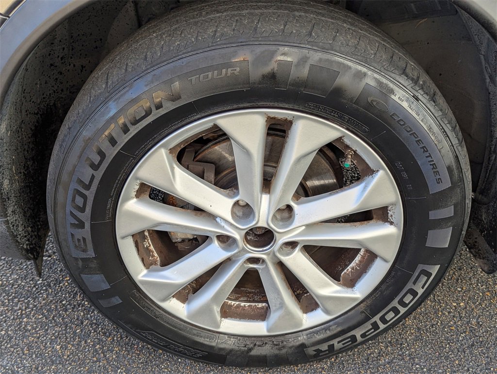 Used 2014 Nissan Rogue SV w/ SV Premium Package image 29