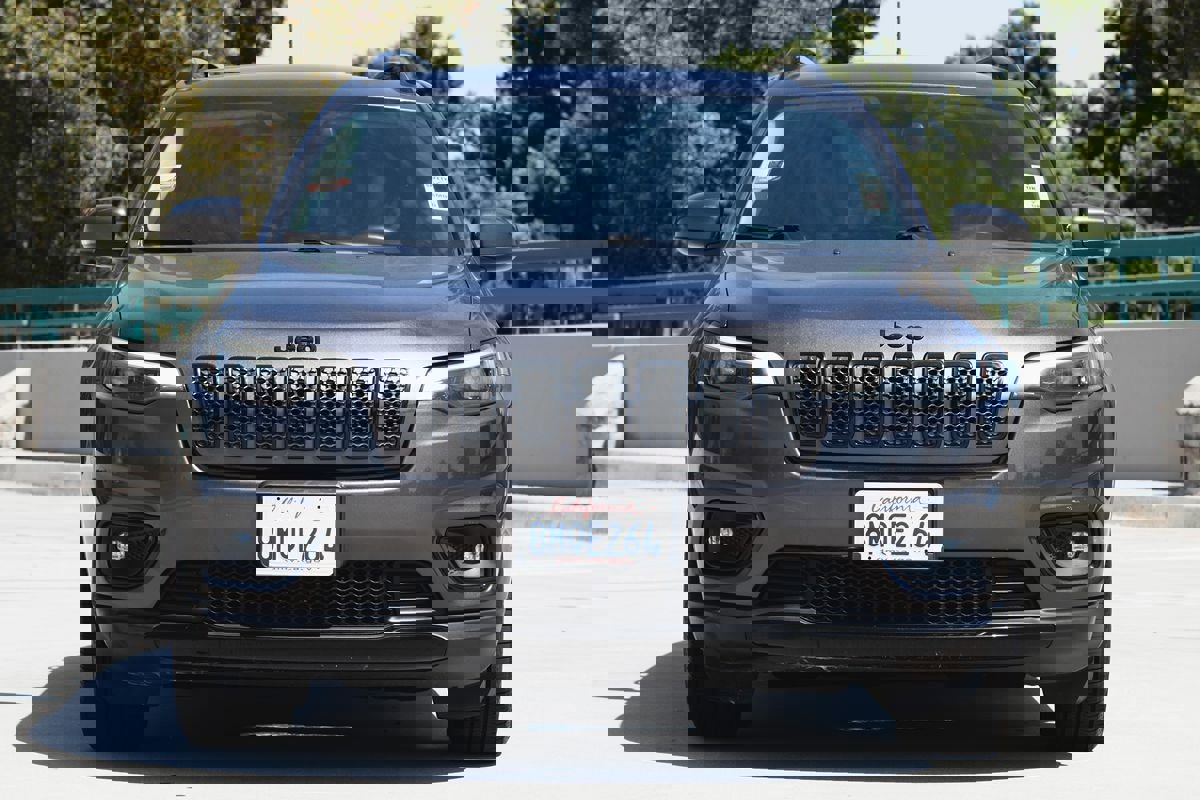 Used 2019 Jeep Cherokee Latitude Plus image 3