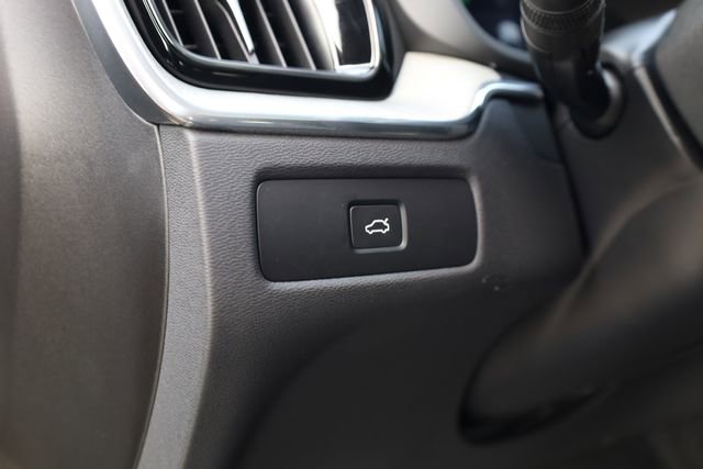 Used 2025 Volvo XC60 B5 Plus image 12