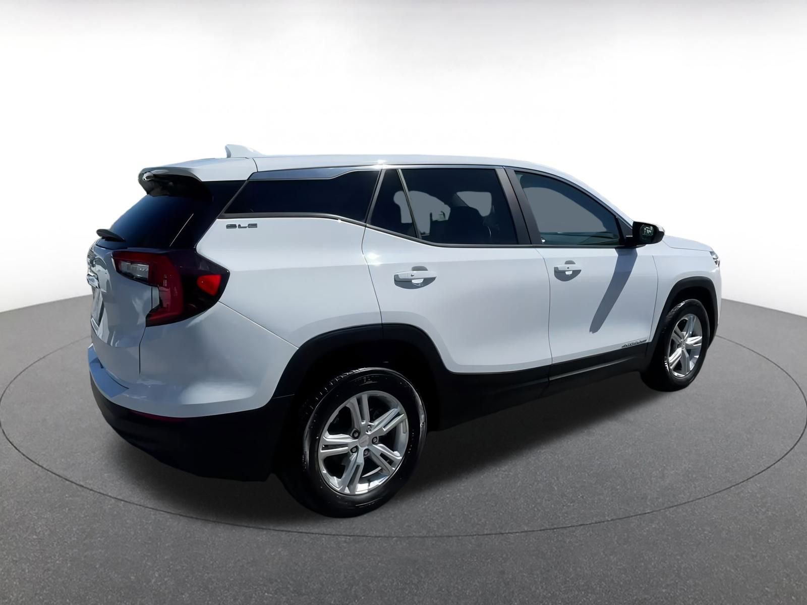 Used 2024 GMC Terrain SLE image 15