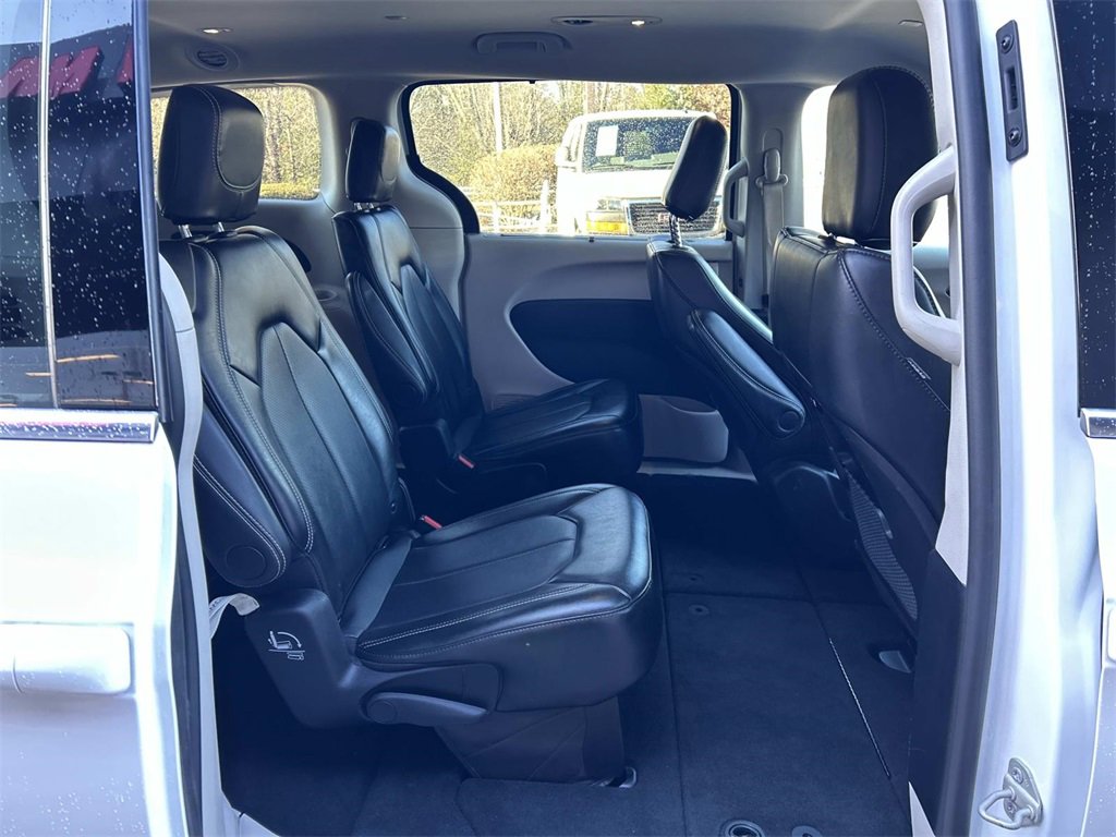 Used 2024 Chrysler Pacifica Touring-L image 15