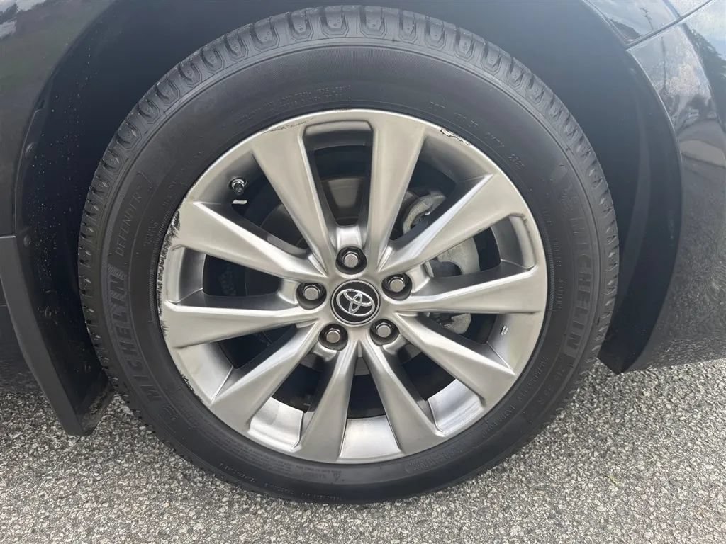 Used 2015 Toyota Camry XLE w/ Moonroof Package FWD image 40