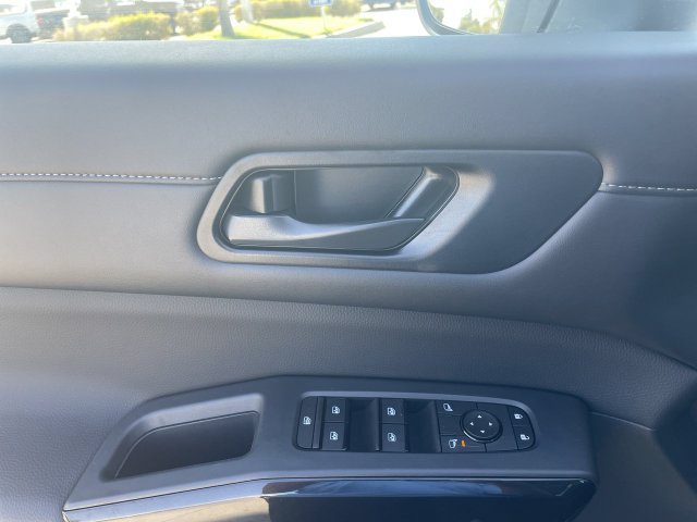 Used 2025 Nissan Pathfinder SV FWD image 22