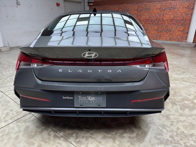 Used 2024 Hyundai Elantra SEL image 4