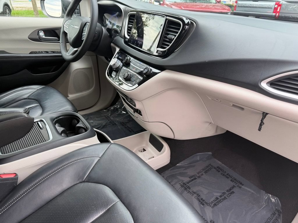 Used 2022 Chrysler Pacifica Touring-L FWD image 11