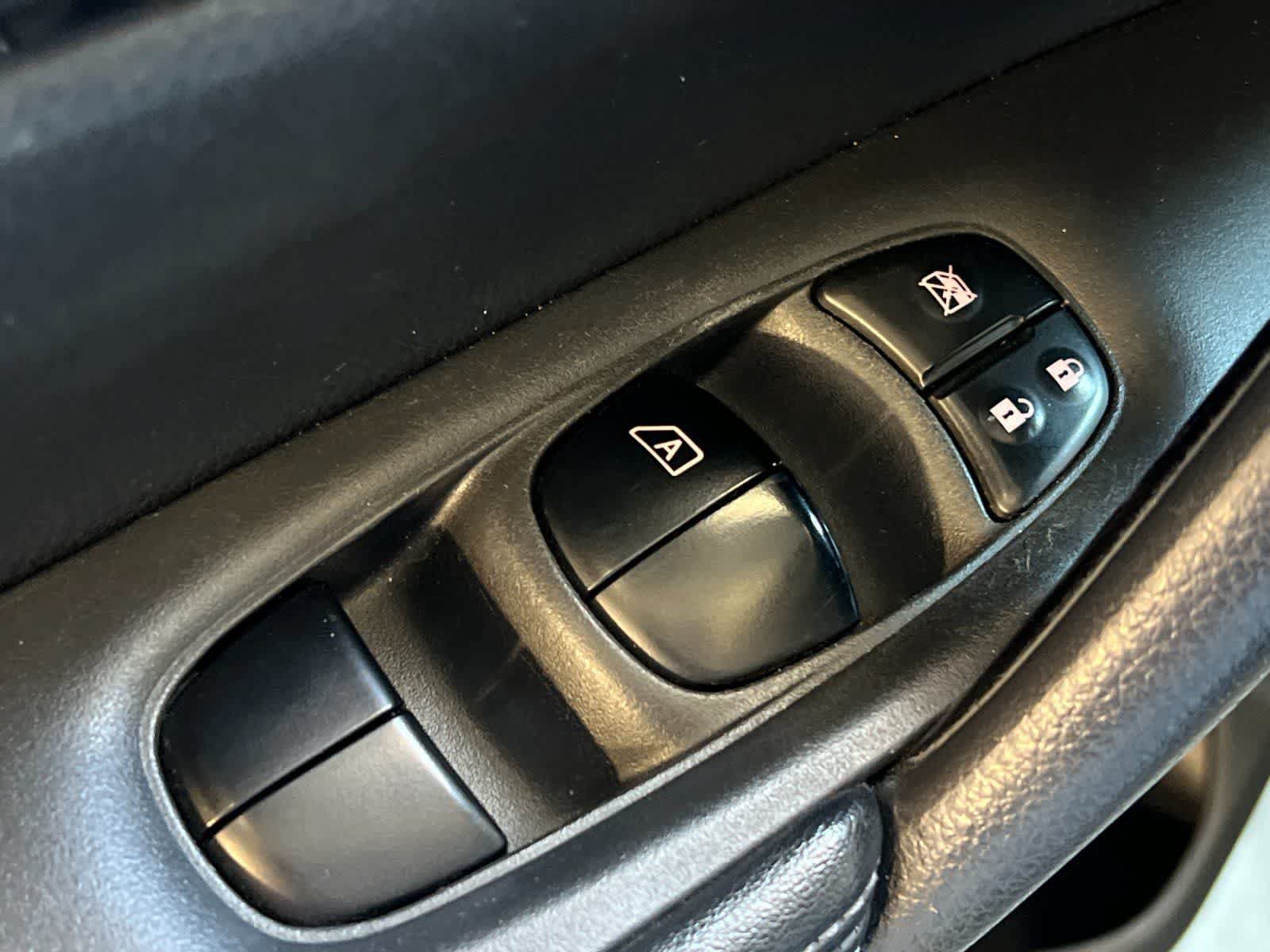 Used 2017 Nissan Rogue SV FWD image 14