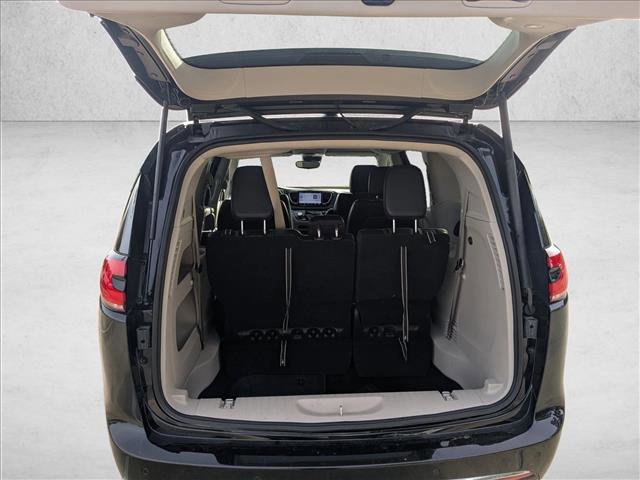 Used 2024 Chrysler Pacifica Touring-L image 6