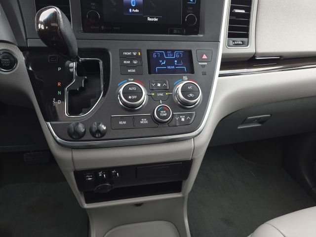 Used 2017 Toyota Sienna XLE w/ XLE Navigation Package image 18