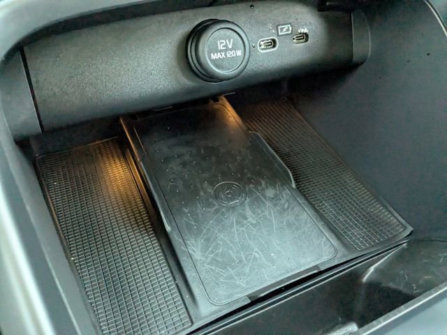 Certified 2024 Volvo XC40 B5 Core image 30