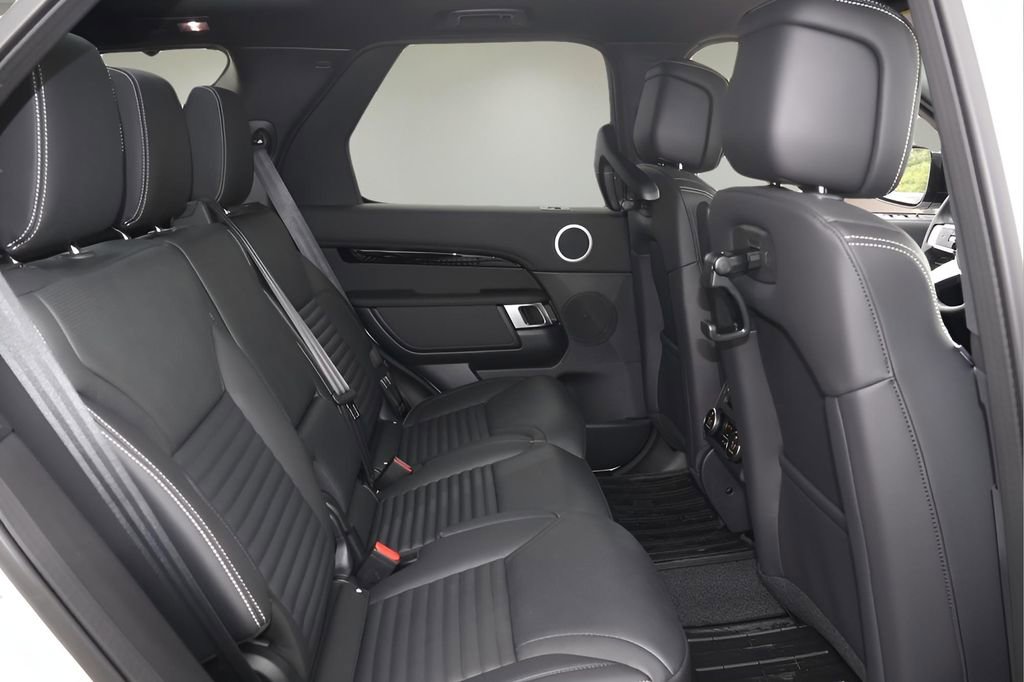 Used 2025 Land Rover Discovery S image 17