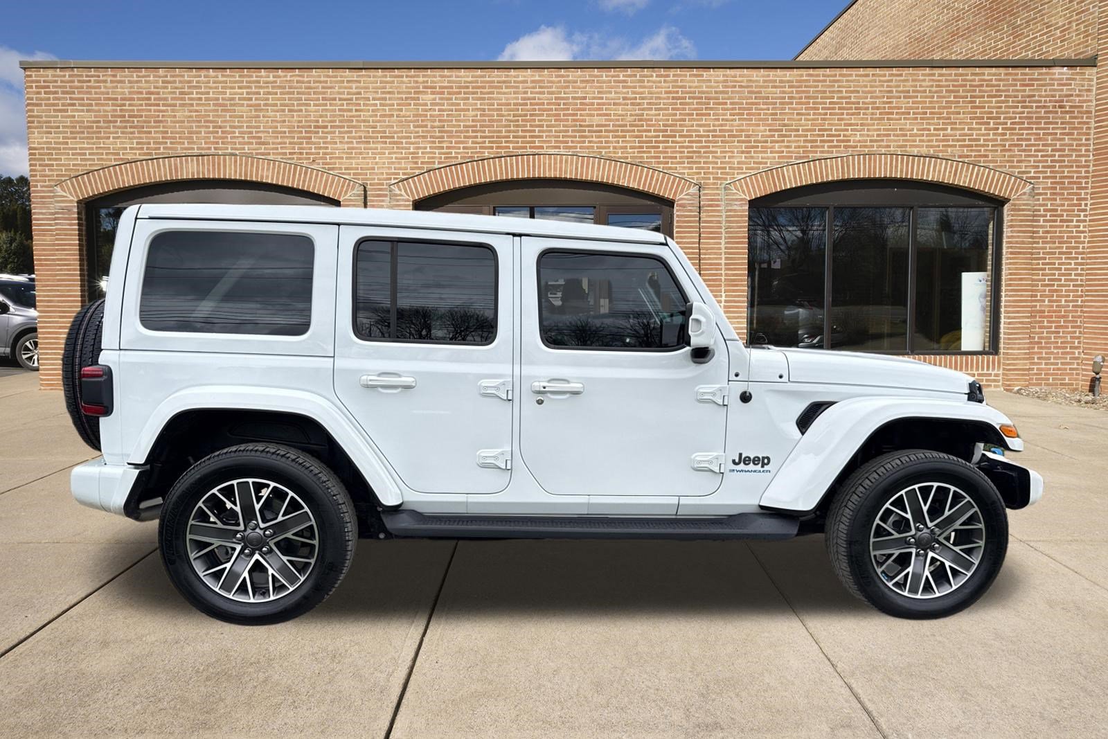 Used 2023 Jeep Wrangler Unlimited Sahara AWD/4WD image 2